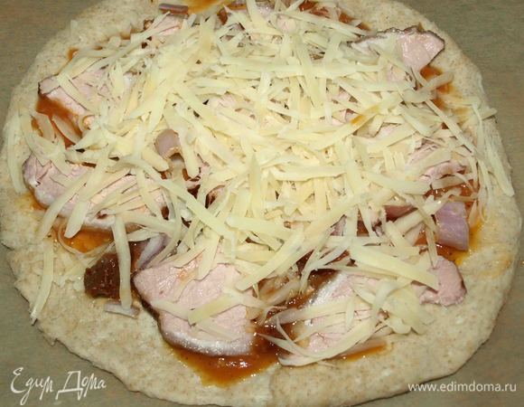 Посыпаем сыром (половиной). Отправляем на 15 минут в заранее разогретую до 180°С духовку.