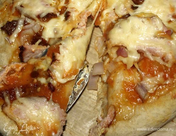 Достаем готовую пиццу и сразу подаем.