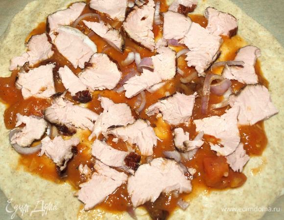 Вторую часть теста раскатываем на 20–22 см. Выкладываем оставшуюся часть соуса, карбонада, лука-шалота. Рвем оставшийся карбонад на небольшие кусочки и выкладывает на соус с луком.