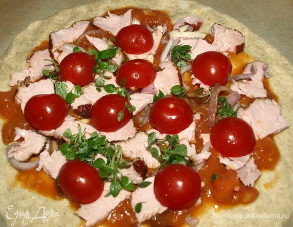 Сверху выкладываем нарезанные на две части помидоры черри, зеленый базилик.