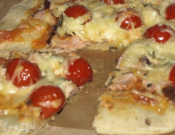 Готовую пиццу достаем и сразу подаем.