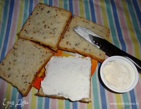 Тостовый хлеб (у меня с семенами льна и подсолнечника) смазать плавленым сыром.