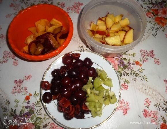Все фрукты вымыть, обсушить. Из черешни удалить косточки. Персик, нектарин, алычу разрезать пополам, удалить косточки и нарезать фрукты небольшими кусочками. Киви очистить от кожуры и также нарезать.