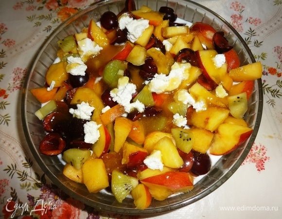 Полить салат медом.