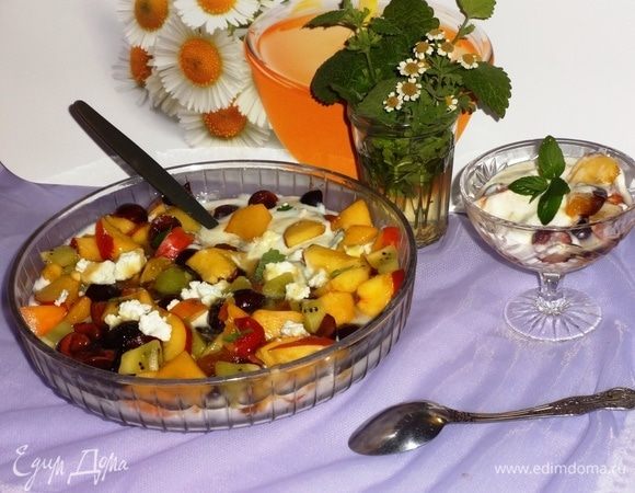 Наш полезный витаминный салат готов! Можно еще украсить его листиками мяты или мелиссы. Выложить в порционные вазочки и наслаждаться свежим вкусом лета.