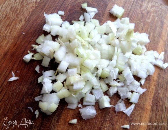 Лук нашинковать, морковь натереть.