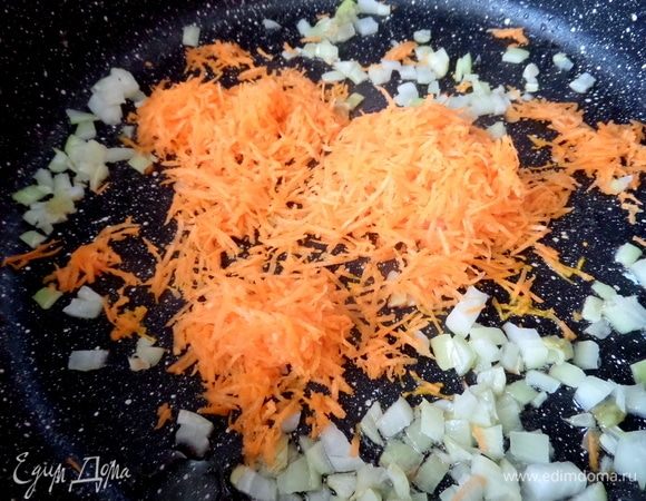 Обжарить овощи слегка.