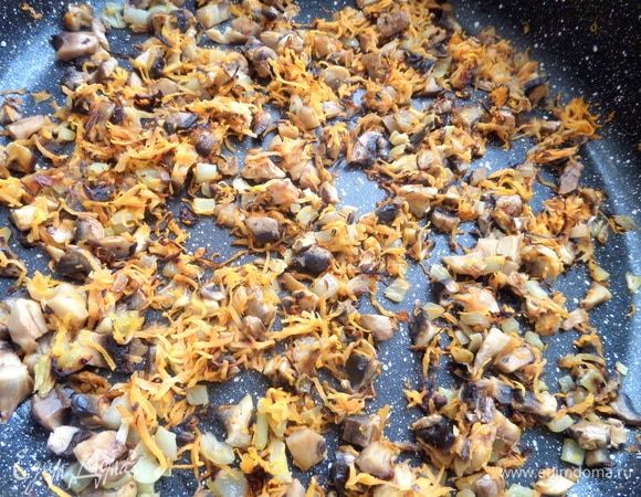 Добавить грибы в сковороду и пару минут обжаривать все вместе.