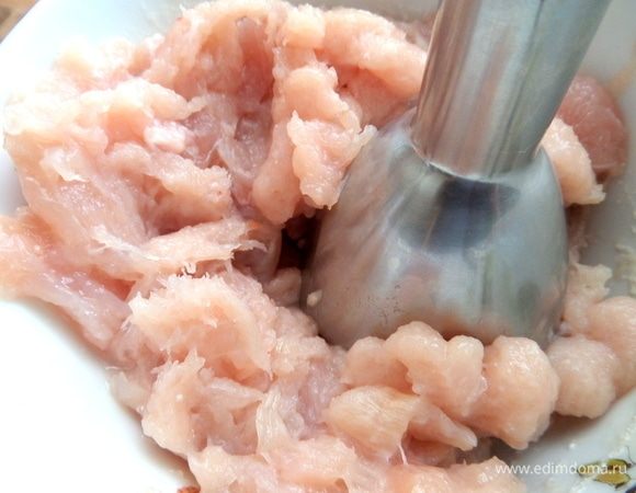 Отложить часть курицы (четверть) кусочками, остальное пробить блендером.