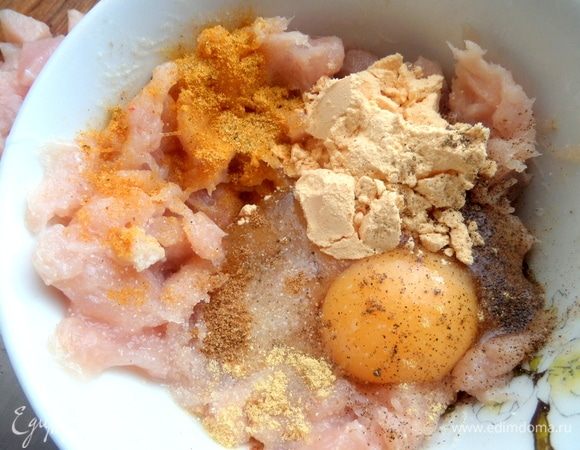 Добавить пару яиц (у меня яйцо и яичный порошок — 1 ст. л.), чесночную соль, перец, мускатный орех и приправу для курицы.