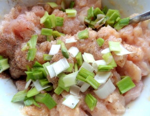 Тут еще немного порея. В оригинале — укроп. Перемешать.