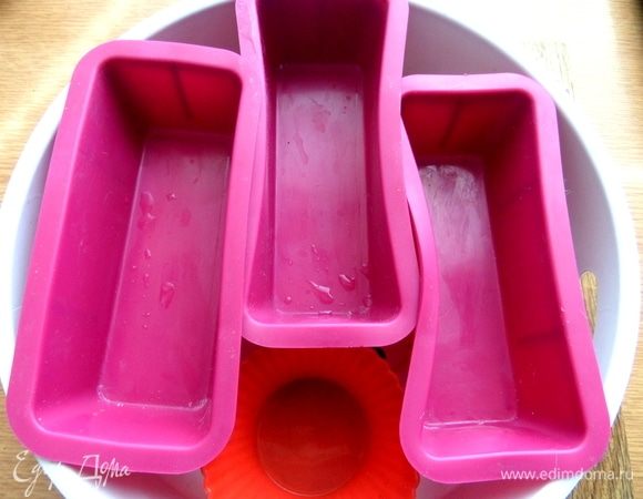 В решетку мультиварки поставить формочки силиконовые.