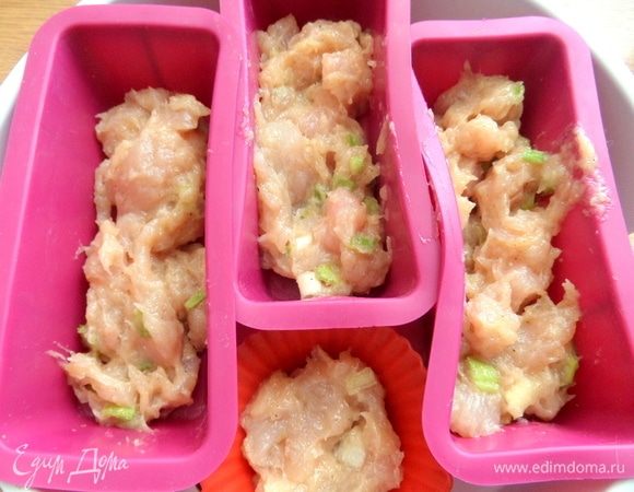 Распределить половину всего фарша.