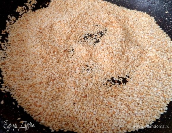 Кунжут прожарила на сухой сковороде. Если готовите в духовке, его обжаривать не надо.