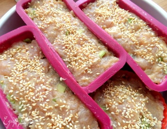 Посыпать кунжутом сверху. 