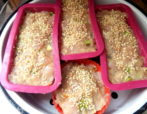 Налить в мультиварку 1 литр воды и поставить сверху решетку с формочками.