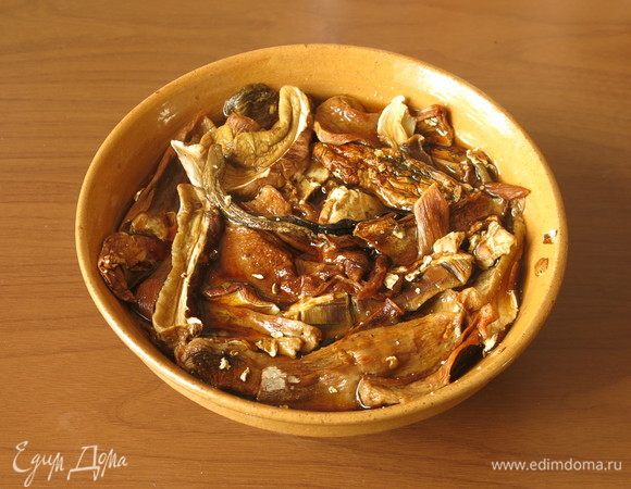 Грибы замачиваем на ночь или на несколько часов теплой водой.