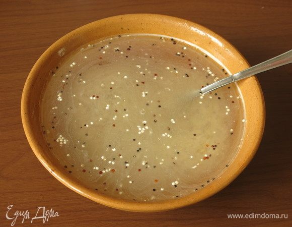 Промываем киноа.