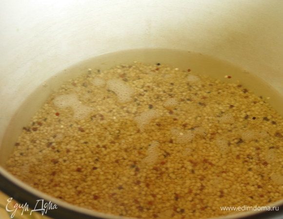 Заливаем теплой водой, привариваем 15 минут под крышкой после закипания.