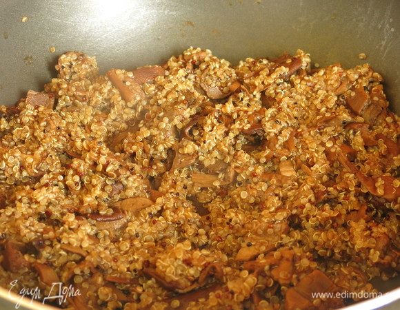 На сковородку с маслом кладем грибы, даем выпариться воде, притушиваем, добавляем киноа.