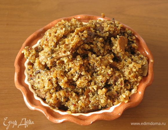 Киноа становится прозрачным (белое), грибы размягчаются, солим, перчим и подаем. Приятного аппетита!