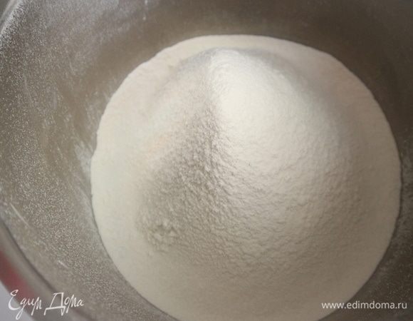 Тесто: муку просеять в миску для взбивания.