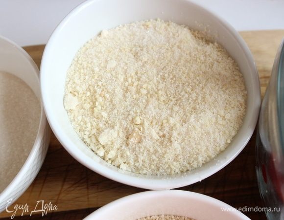 Очищенный миндаль с половиной сахарного песка измельчить в блендере.