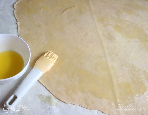 Растопить сливочное масло. Кисточкой смазать всю поверхность теста тонким слоем остывшего масла.