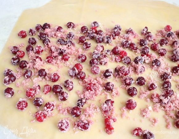 Обрезать края у теста, чтобы получился прямоугольник размером примерно 70 х 50 см. По длинной стороне (ближней к вам) поместить начинку (отступать от краев 1 см), начинкой должно быть покрыто 2/3 части теста, дальняя от вас треть теста начинкой не покрывается.