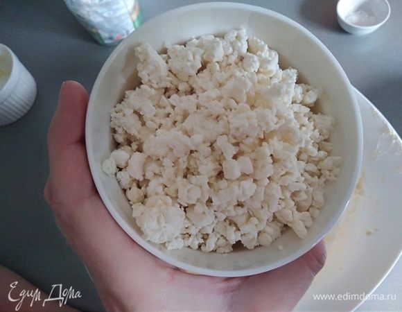 Добавить творог и снова перемешать.