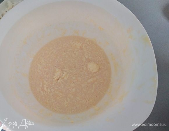 Взбить яйца и сахар венчиком до пышности. Добавить размягченное масло и перемешать.