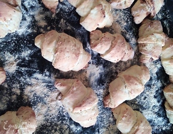 Выпекать рогалики 20 минут. Лучше разложить их на расстоянии друг от друга, так как они подрастут во время выпекания.