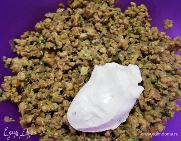 Готовую начинку перекладываем из сковороды и добавляем к ней ложку сметаны.