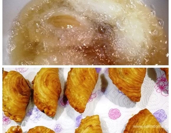 Жарим чебуреки в большом количестве хорошо разогретого масла на среднем огне. Готовые чебуреки выкладываем на бумажные полотенца.