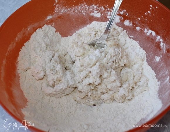 Из указанных ингредиентов замесите мягкое эластичное тесто. Никаких яиц добавлять не надо. Готовится обычное хлебное тесто. Накрываете его влажной салфеткой и оставляете в теплом месте для подъема на 1 час.