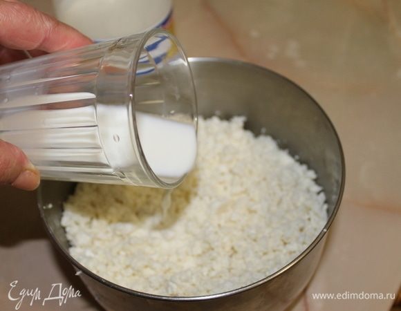 К сыру добавьте молоко. Начинка должна быть достаточно влажной.