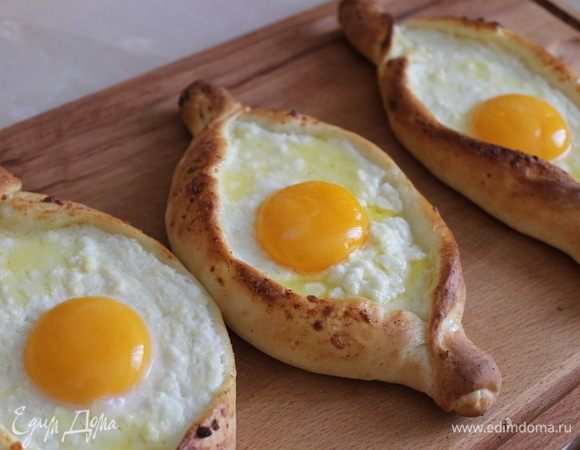 В готовые хачапури положите, не жалея, добрый кусочек масла. Если вы любите с яйцом, то нужно в каждую лодочку положить желток или целое яйцо (как вам больше нравится), и отправить в духовку еще на пару минут.