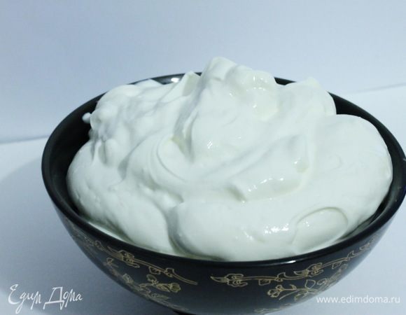 Для сырной начинки нагреть 50 г сливок с сахаром. Добавить подготовленный желатин. Смешать теплые сливки с сыром и пробить блендером.