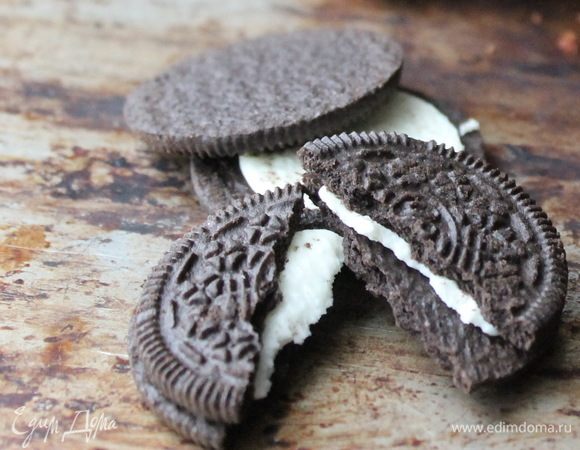 Порубить печенье «Орео». Аккуратно вмешать в сырную массу.