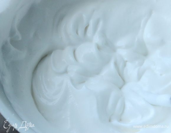 Взбить сливки до устойчивых пиков и также аккуратно вмешать в сырную массу.
