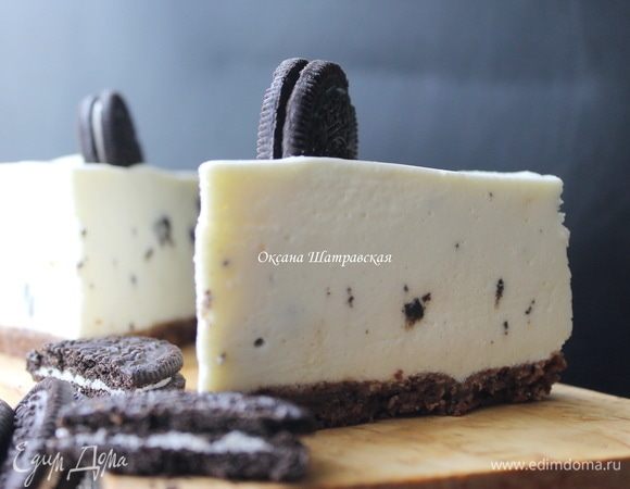 Подготовленную начинку вылить на охлажденную основу и поставить в холодильник на 4–5 часов. Нарезать охлажденный чизкейк и наслаждаться.