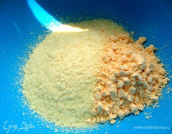 Смешать хлопья с яичным порошком (1 ст. л.) или с яйцом.