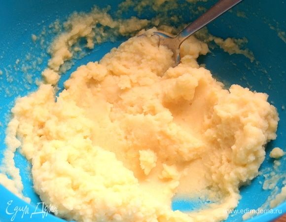 Перемешать. Может понадобиться до 300 мл воды.