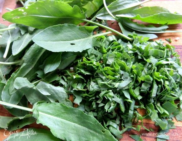 Порубить мелко щавель.