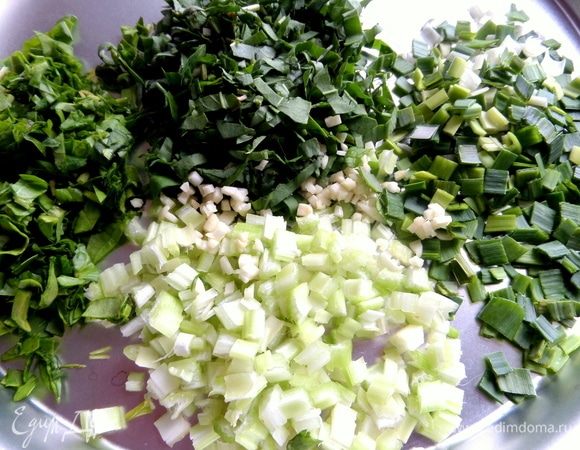 Сельдерей, лук-порей, чеснок порубить.