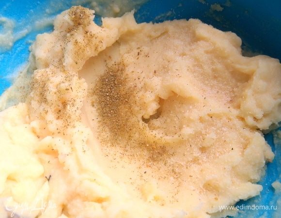 В пюре добавить приправы и снова перемешать.