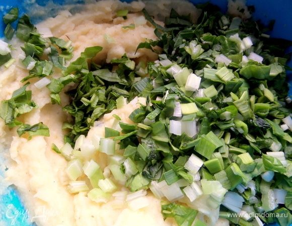 Всыпать зелень с чесноком.