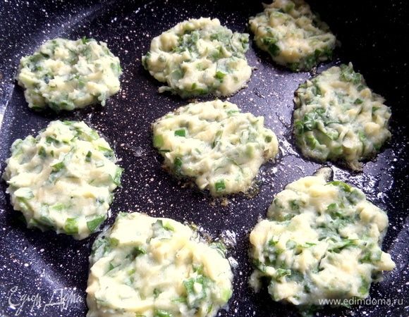 Налить масло в сковороду и поместить по ложке пюре в разогретое масло.