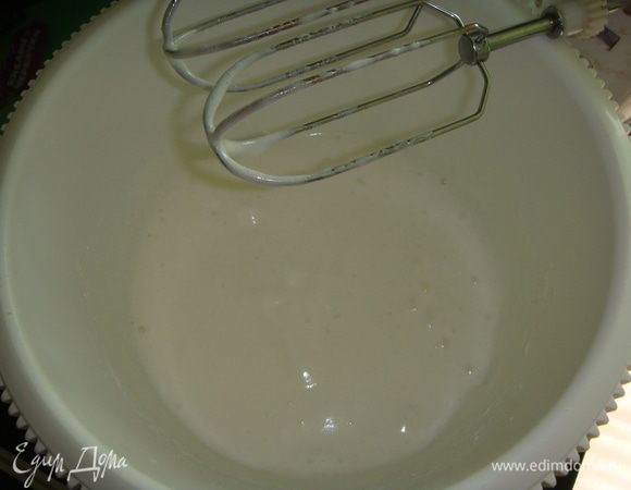 Белки отделяем от желтков. Взбиваем белки до увеличения в объеме в 5 раз, частями добавляем половину сахара и взбиваем до упругой пены.