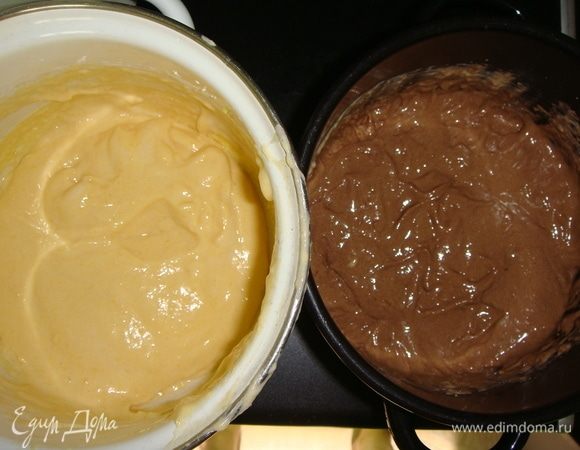 Тесто разделить на 2 части. В одну добавить 2 ст. л. какао и тщательно перемешать.